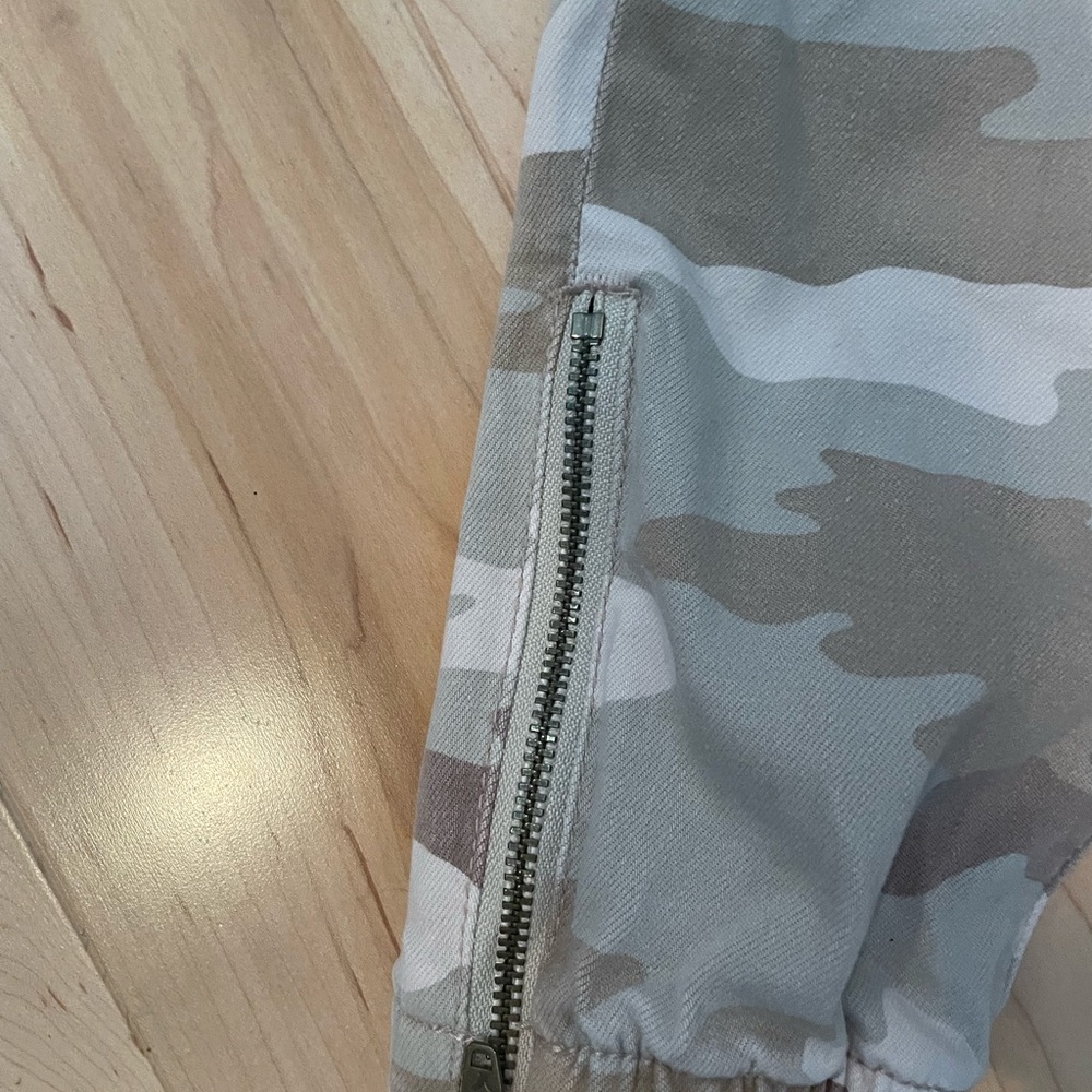 American Eagle Cargo joggers. Cami print - Picture 2 of 7